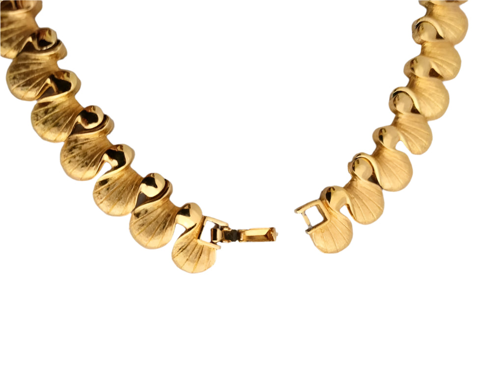 Vintage D&#39;Orlan 22K gold-plated scalloped necklace, seashell design, 16-inch signed statement piece - D&#39;Orlan signed scalloped necklace, vintage 22K gold-plated seashell design, 16 inches long