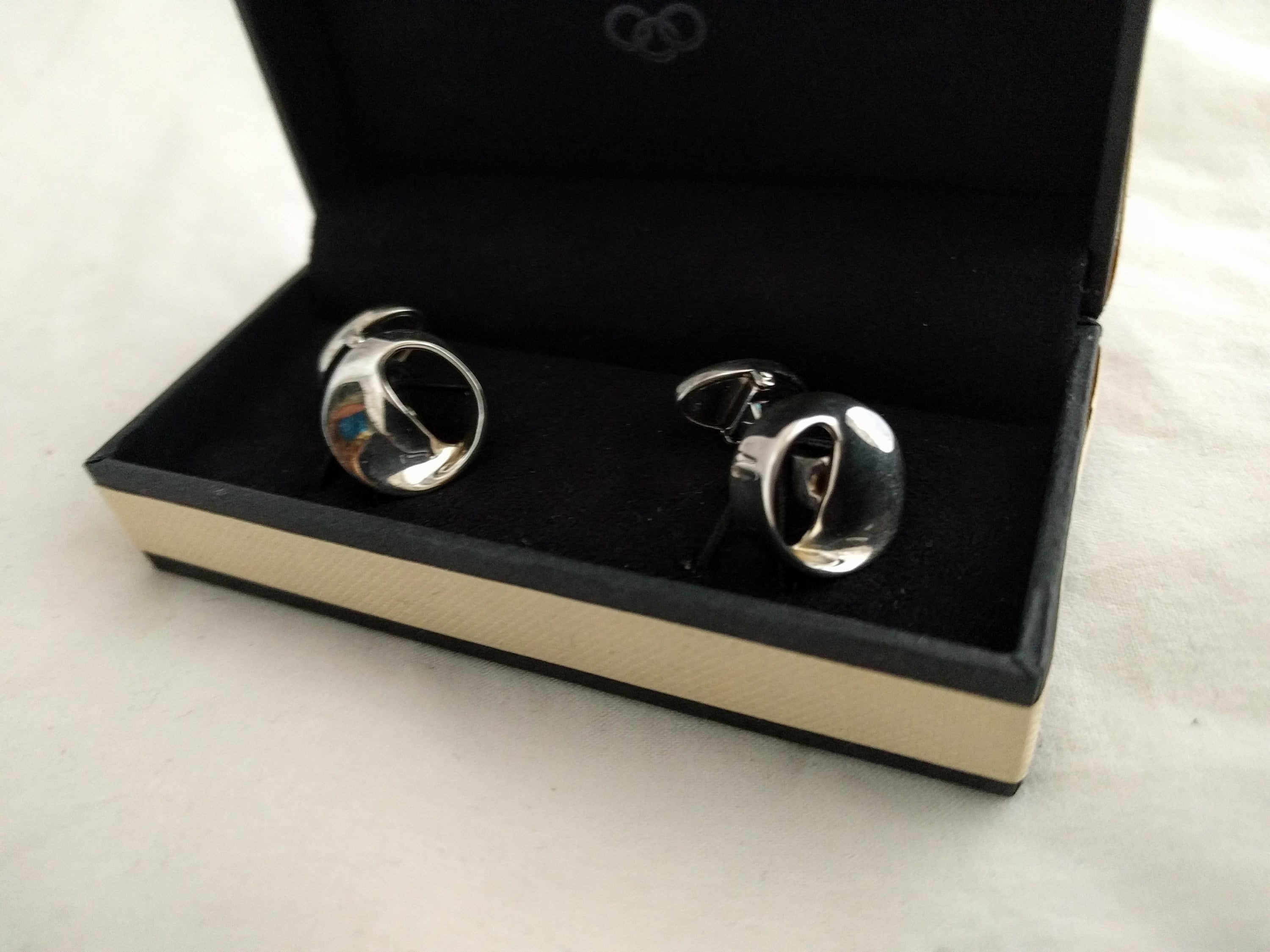 Links of London Sterling Silver Eternity Ribbon Cufflinks – T-Bar Design, Original Box, Classic Men’s Accessory