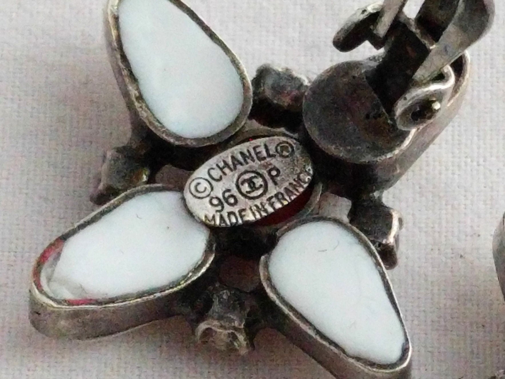 Vintage Chanel collectible earrings, white and red Gripoix glass, 2.5 cm diameter - Vintage Chanel clip-on earrings