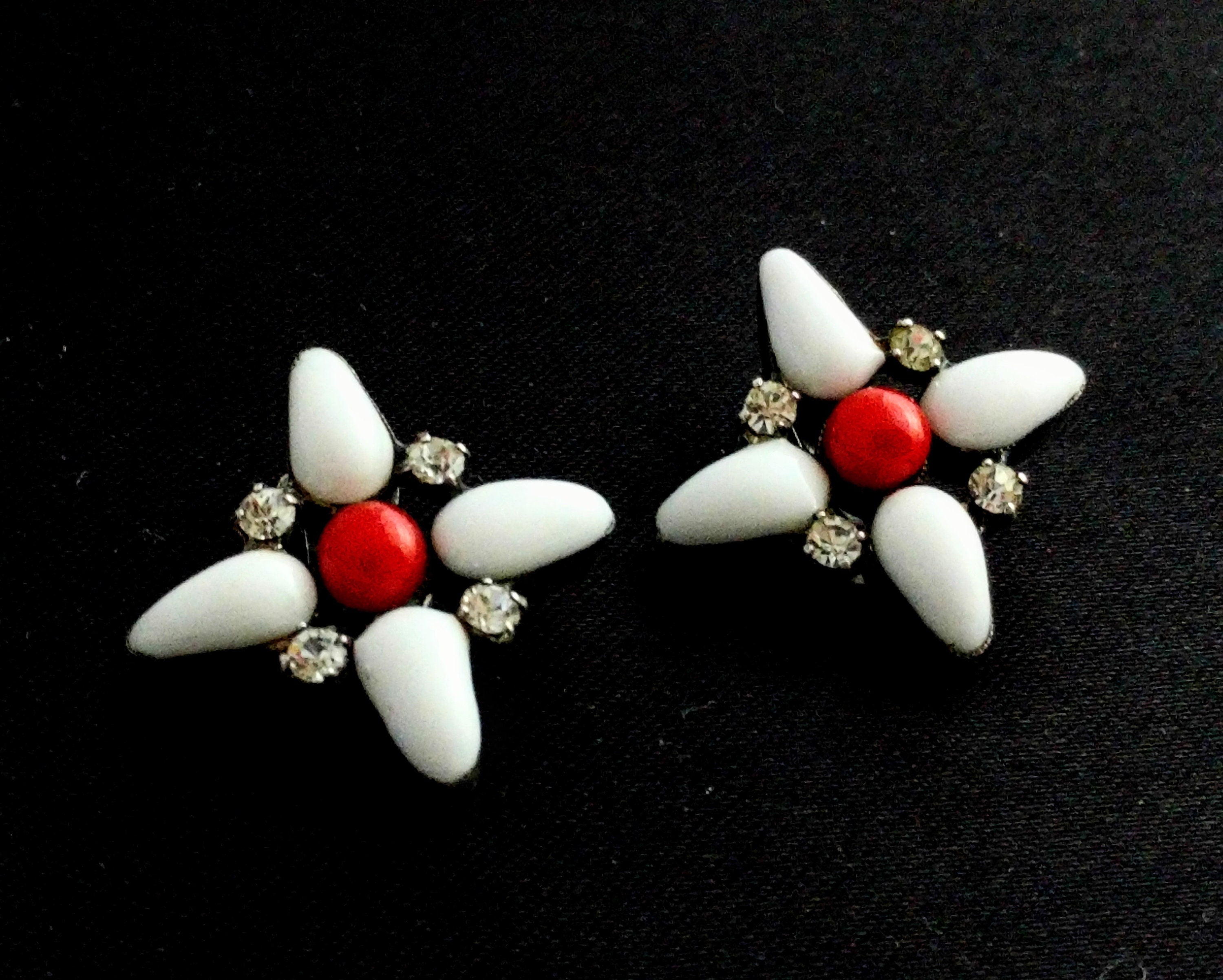 Vintage Chanel collectible earrings, white and red Gripoix glass, 2.5 cm diameter - Chanel collectible hand-poured glass earrings