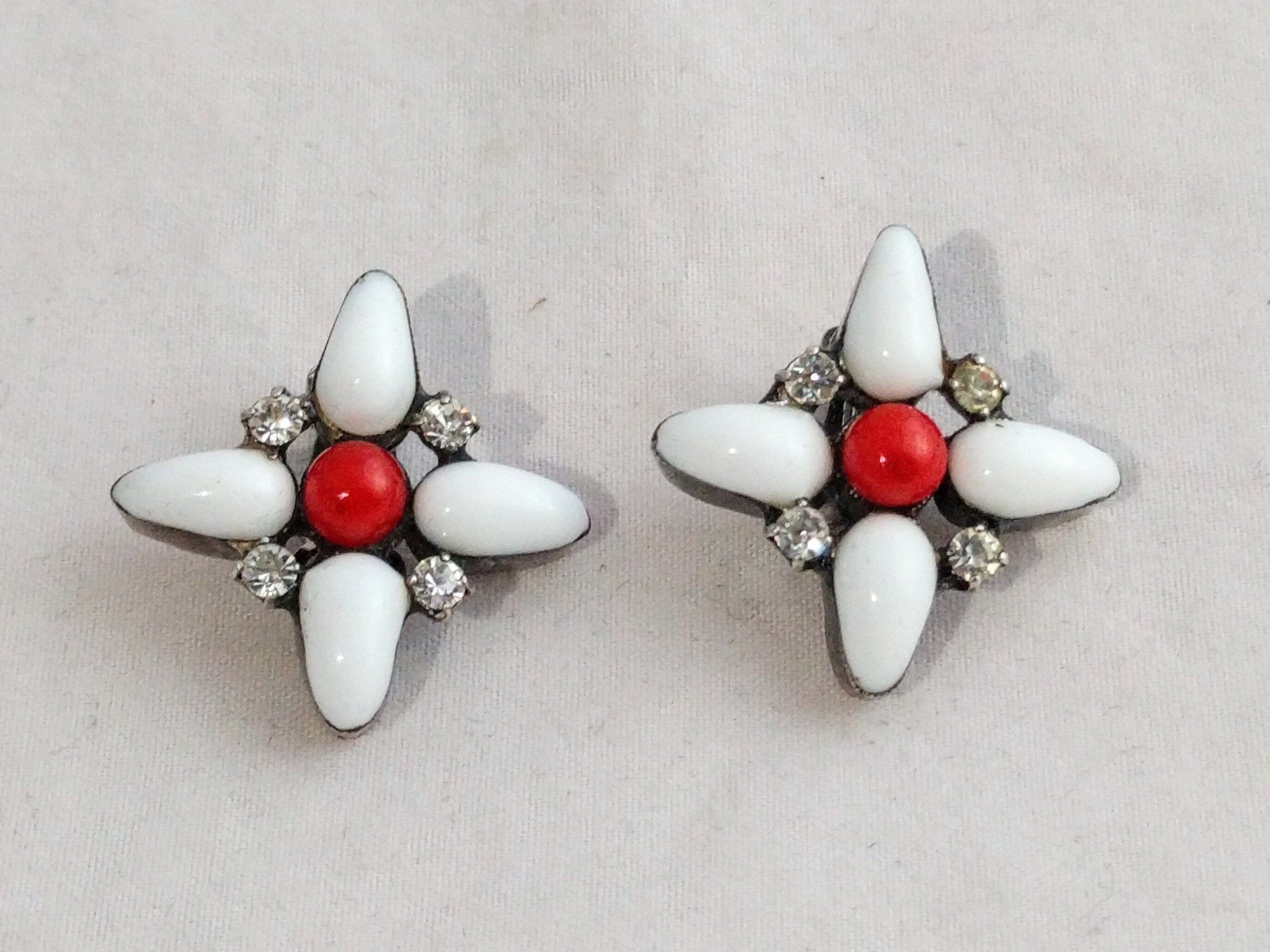 Chanel 1996 clip-on earrings with floral design, luxury vintage jewelry - Chanel signed jewelry Made in France