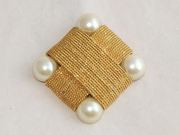 Vintage Valentino VG signed gold-plated brooch with faux pearls, rhomboid shape - Designer brooch signed VG - Collectible Valentino brooch