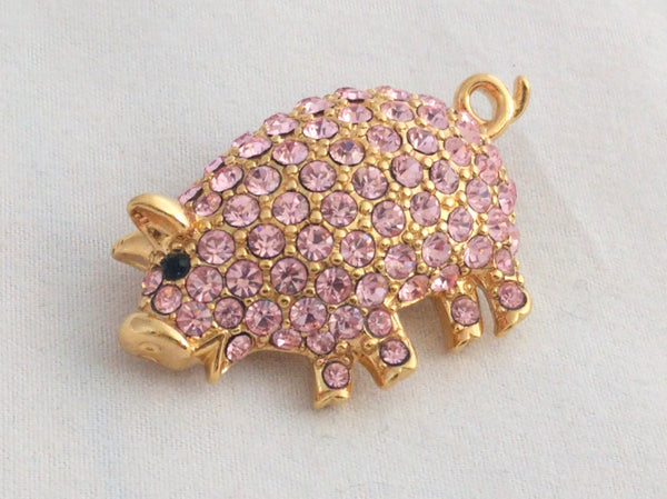 Discover this vintage Trifari pink pig brooch from 1997, gold-tone with pink crystals and black eye. Signed collectible, excellent condition, secure closure.