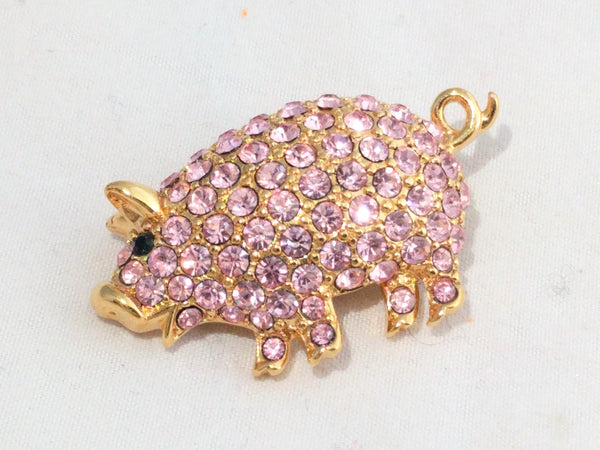Discover this vintage Trifari pink pig brooch from 1997, gold-tone with pink crystals and black eye. Signed collectible, excellent condition, secure closure.