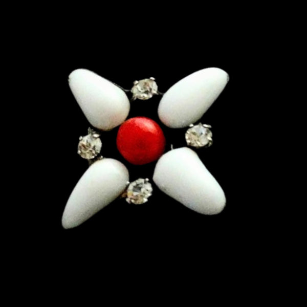 RARE Chanel white Gripoix flower earrings, Spring/Summer 1996 collection - Luxury vintage Chanel earrings