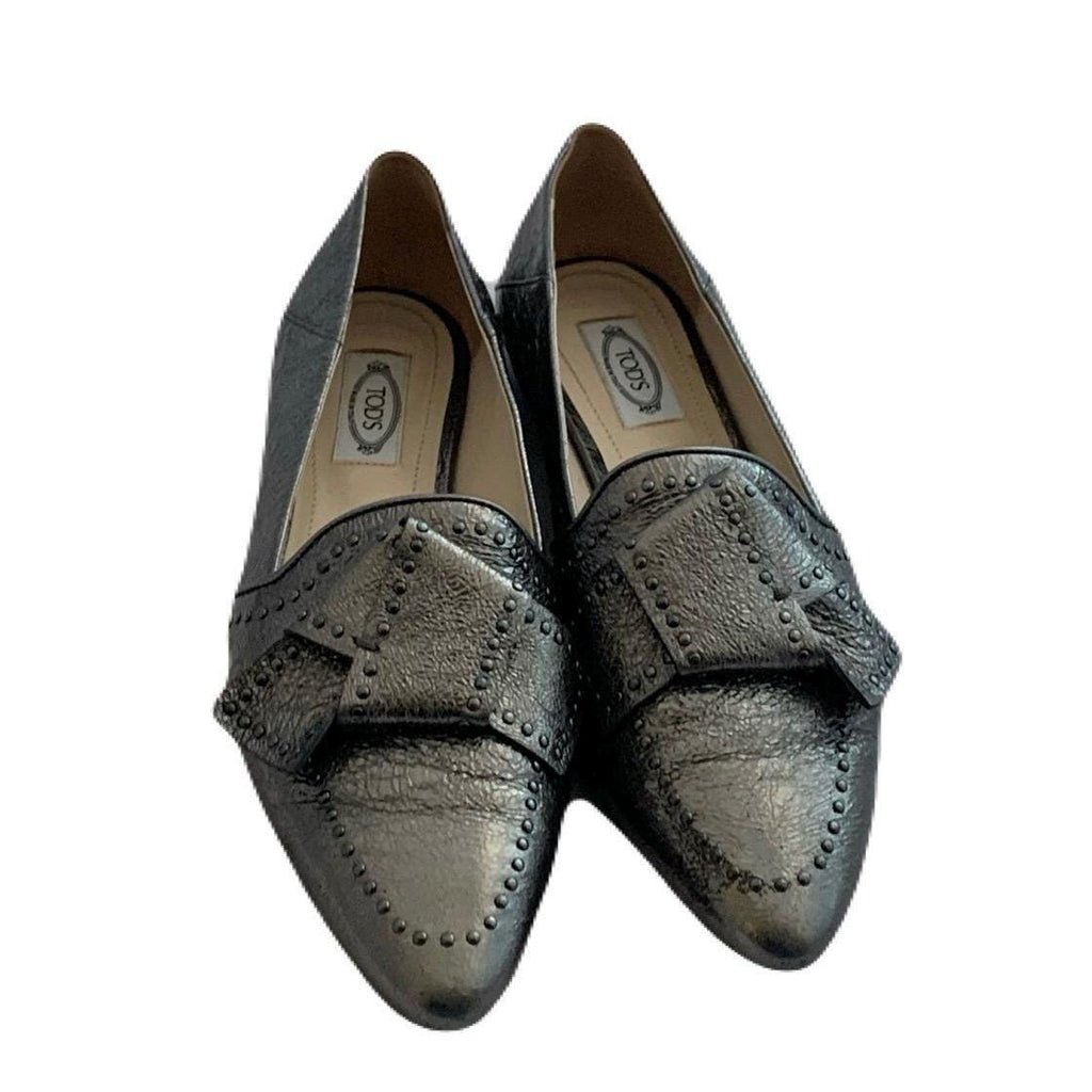 Pre-loved TODS leather flats in dark silver, pointed toe, and bow detail