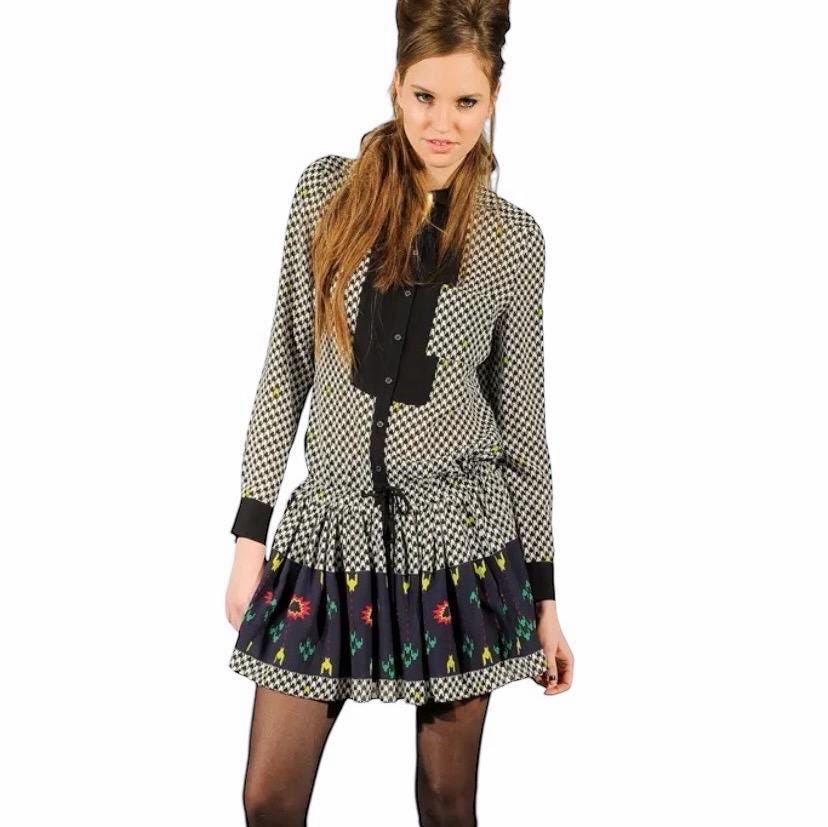•	L.A.M.B. Space Invader houndstooth dress by Gwen Stefani, size 2
	•	Buy Gwen Stefani L.A.M.B. dress with Peter Pan collar and pleated skirt
	•	Stylish black, white, and navy houndstooth dress with drawstring waist