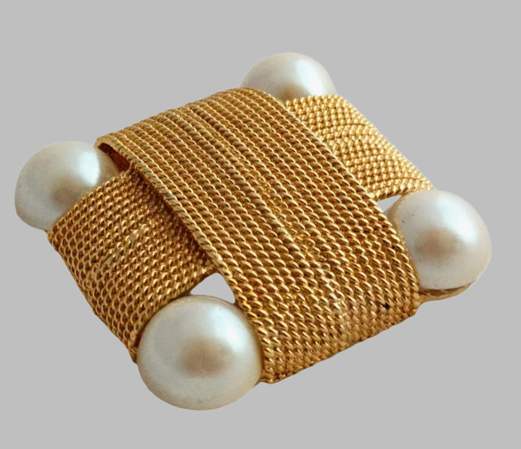Rhomboid Valentino brooch with gold foiled body and pearl detailing - Valentino VG gold-plated brooch
