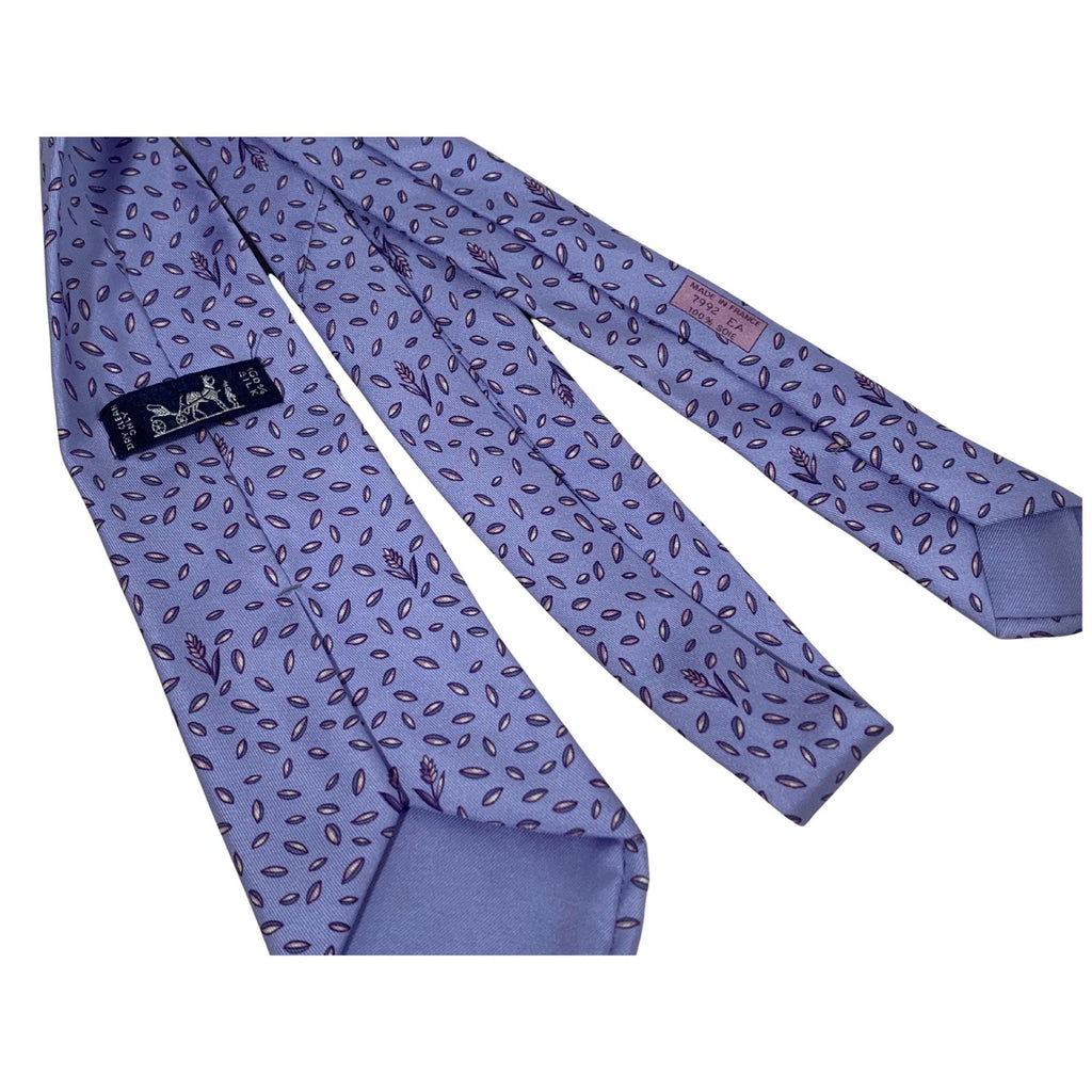 HERMÈS Paris | Archival Silk | Lavender Wheat & Seed Motif
A timeless accessory that balances texture and tone.