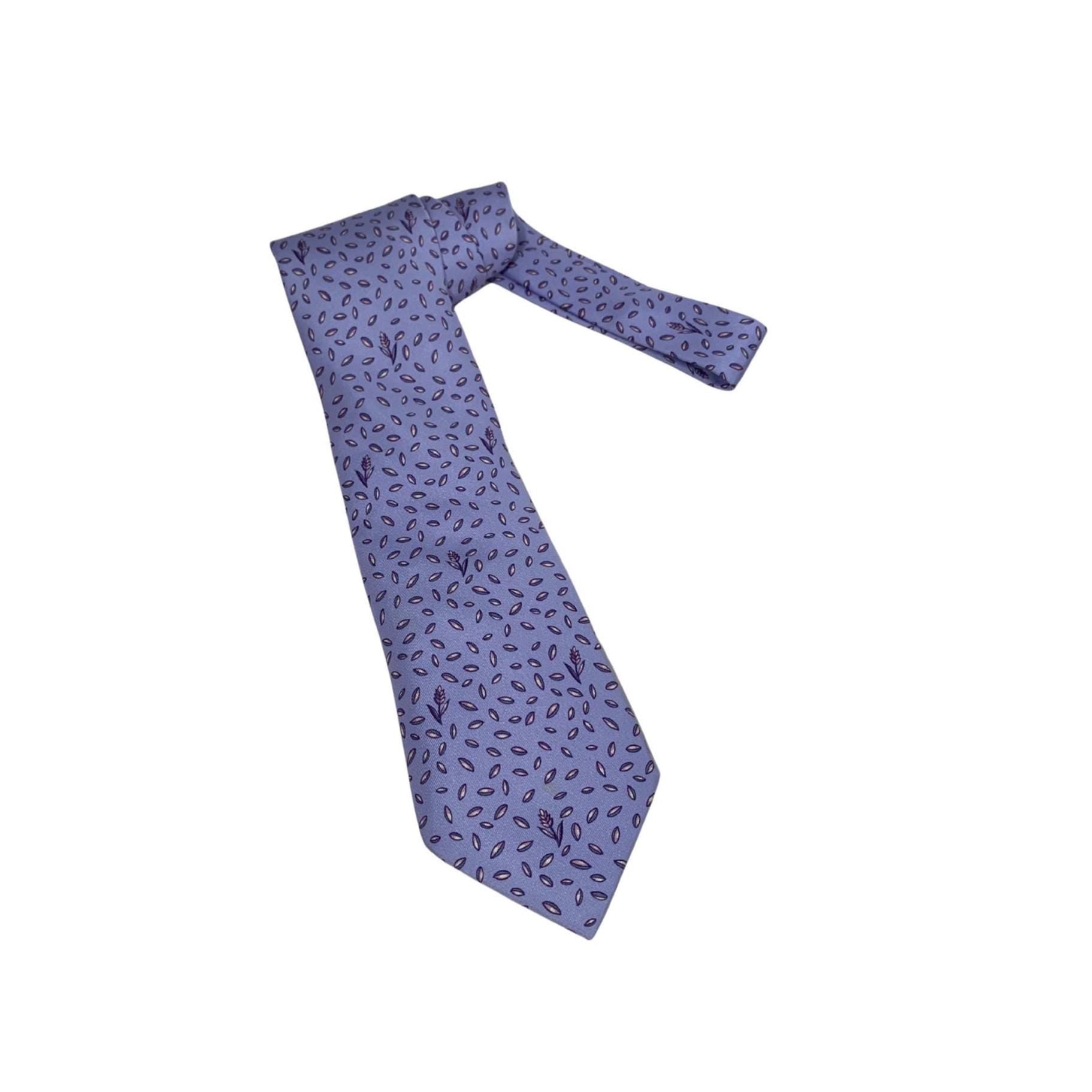 Authentic Hermès Lavender Silk Tie - Wheat & Seed Botanical Print
Shop this excellent condition Hermès silk tie. Featuring a lavender and violet wheat motif, this 100% silk twill tie is a French-made classic for the modern collector.