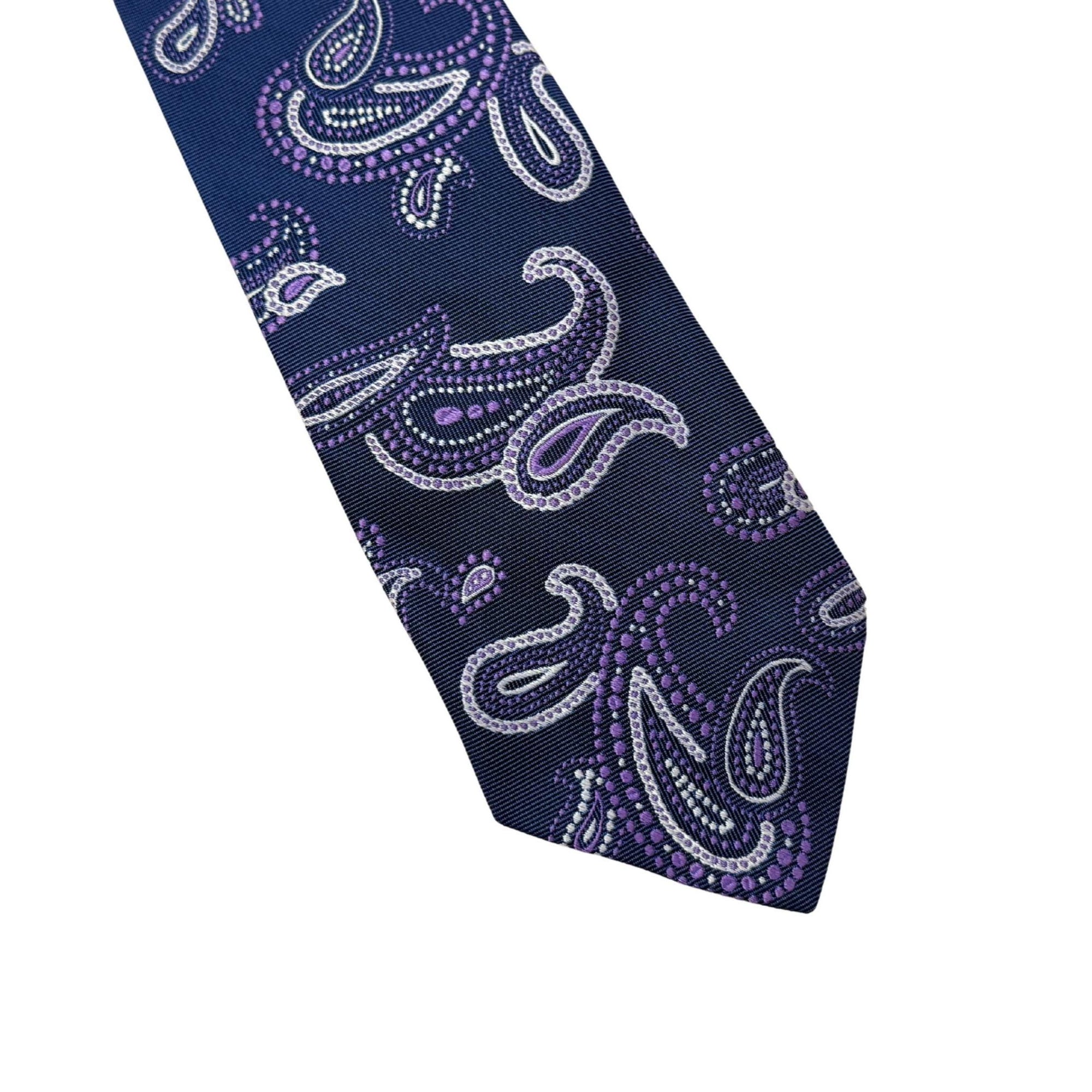 This Etro Milano piece is a celebration of Milanese craftsmanship and hidden luxury. The exterior presents a disciplined, intricate pattern while the interior reveals a signature pop of character.
ETRO Milano Archival Silk | Ornamental Blue Paisley & Contrast Lining | 8.5cm