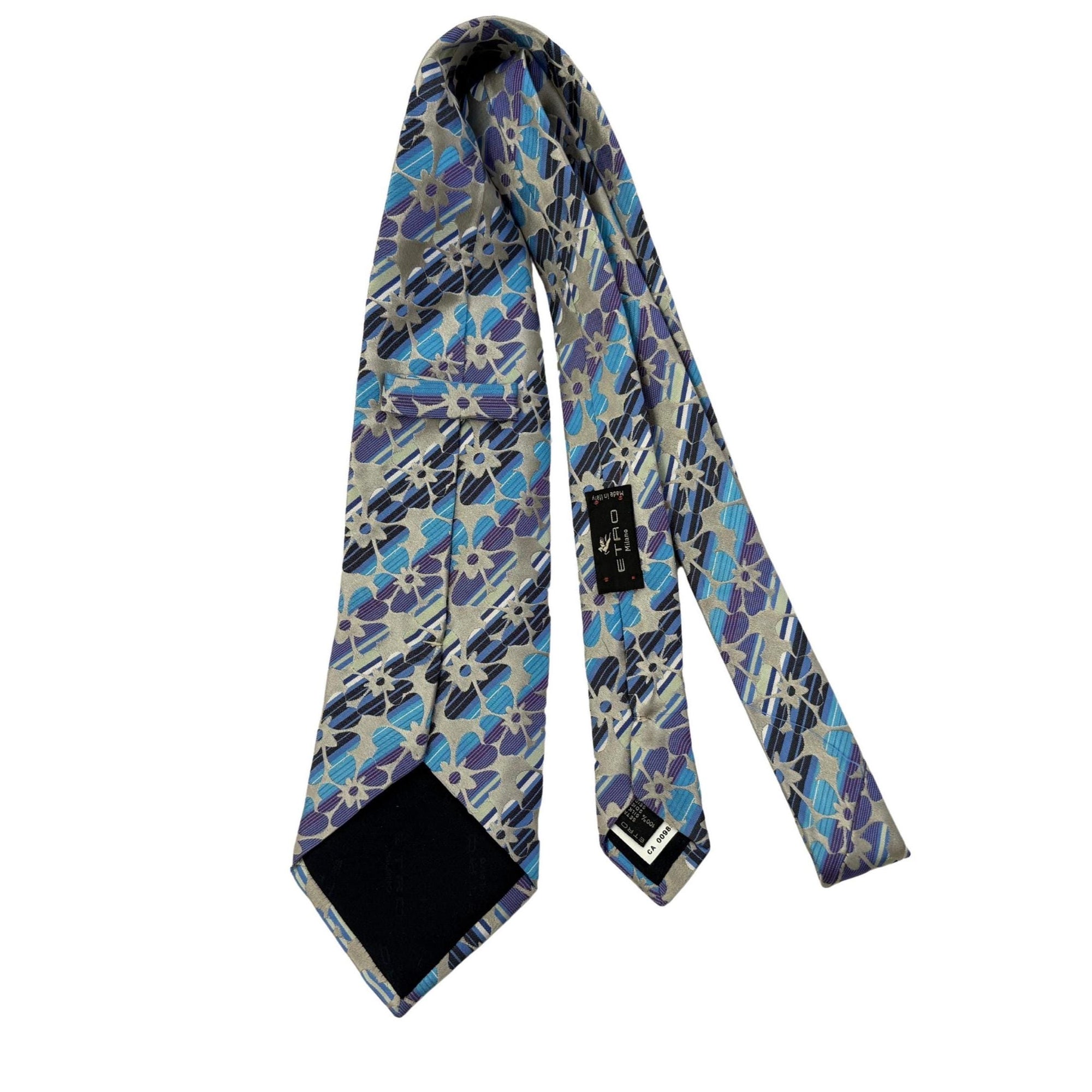 Etro Milano Archival Silk Tie - Blue Striped Floral Bloom
Authentic archival Etro Milano silk tie. Features a 9.5cm blade in a rare striped floral print. Premium textured silk for the self-assured, design-led professional.