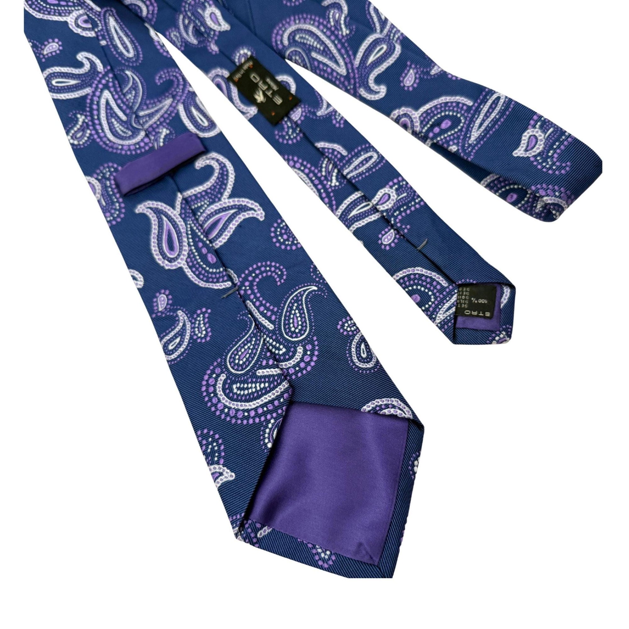 Authentic archival Etro Milano silk tie. Features a contemporary 8.5cm blade and hidden purple silk lining. Premium textured silk for the self-assured professional.