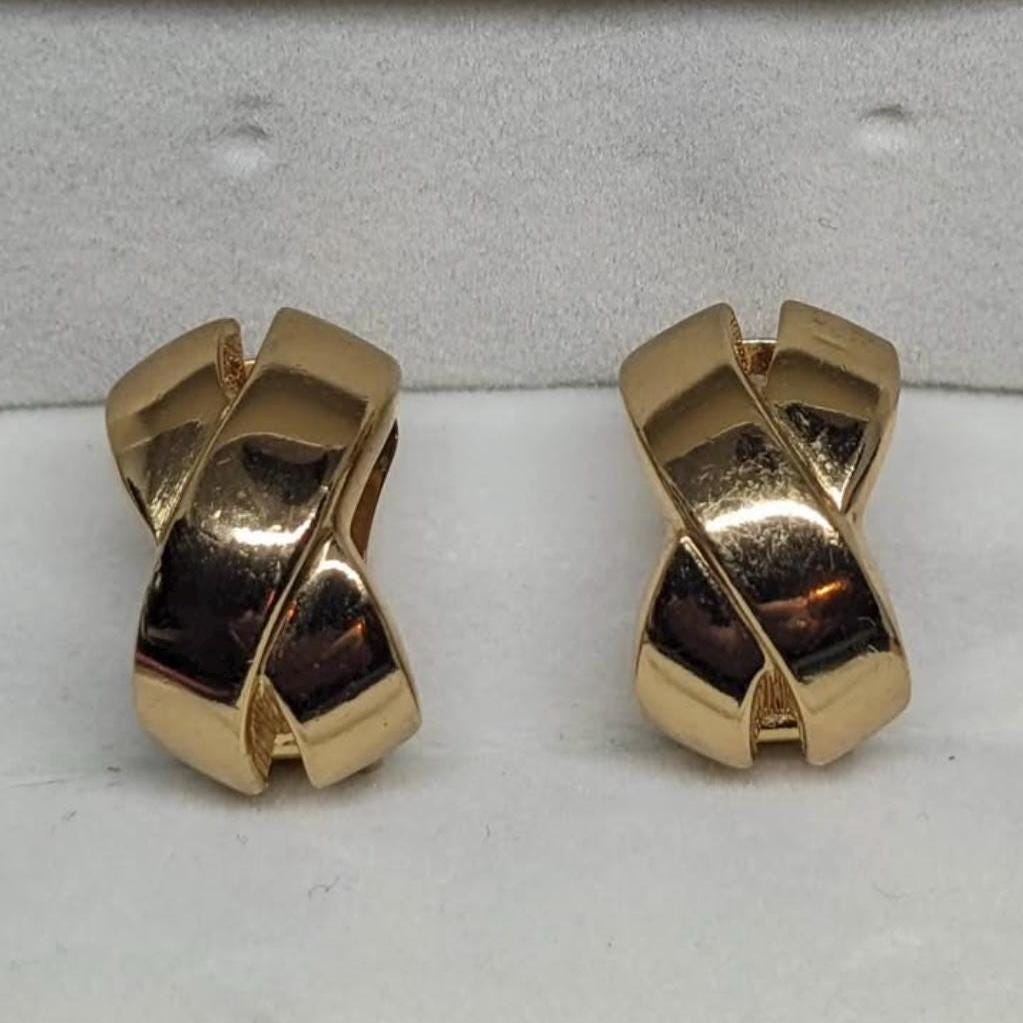 Authentic Christian Dior Vintage Crossover "X" Clip-On Earrings - Gold-Tone
Rare archival Christian Dior "X" crossover clip-on earrings. Purchased at Holt Renfrew. 1" size, signed "Ch. Dior." High-polished gold-tone in excellent vintage condition.