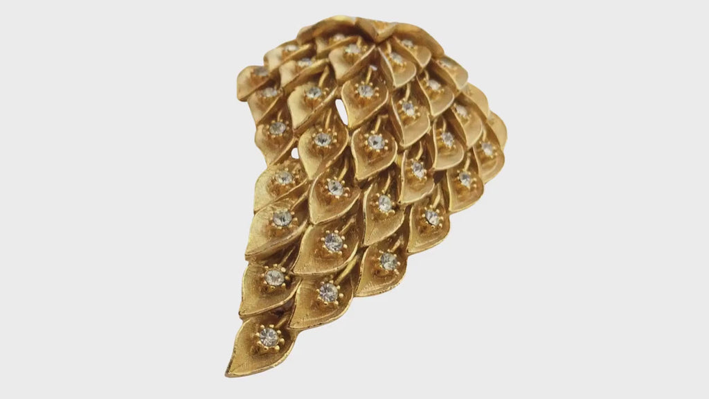 Beautiful Leaf brooch with Austrian crystals