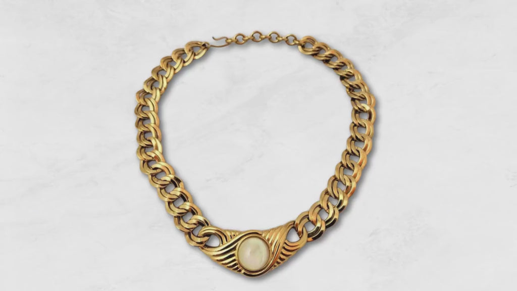 Vintage MONET gold tone beautiful necklace