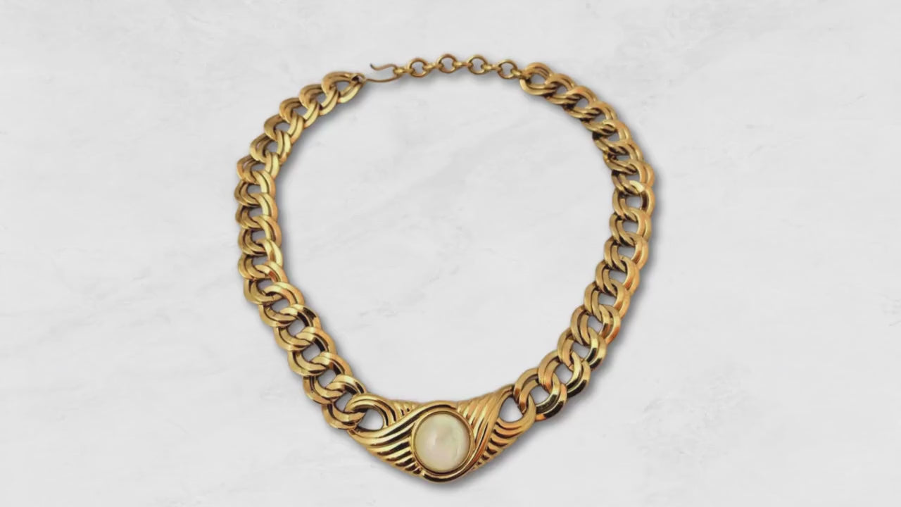 Vintage MONET gold tone beautiful necklace